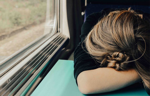 Detailaufnahme - Frau schläft im Zug