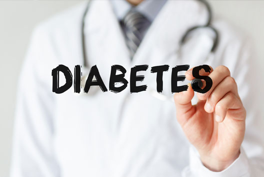 Detailaufnahme Diabetes Schrift - Arzt zeigt mit dem Finger drauf
